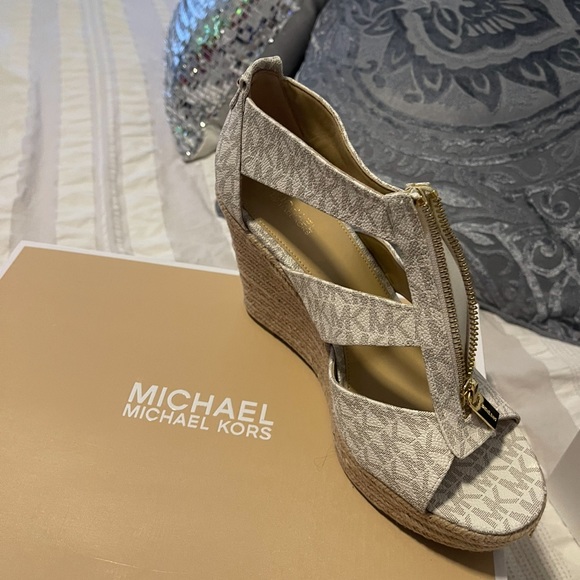 Brand new in box never used Micheal kors - Picture 5 of 5
